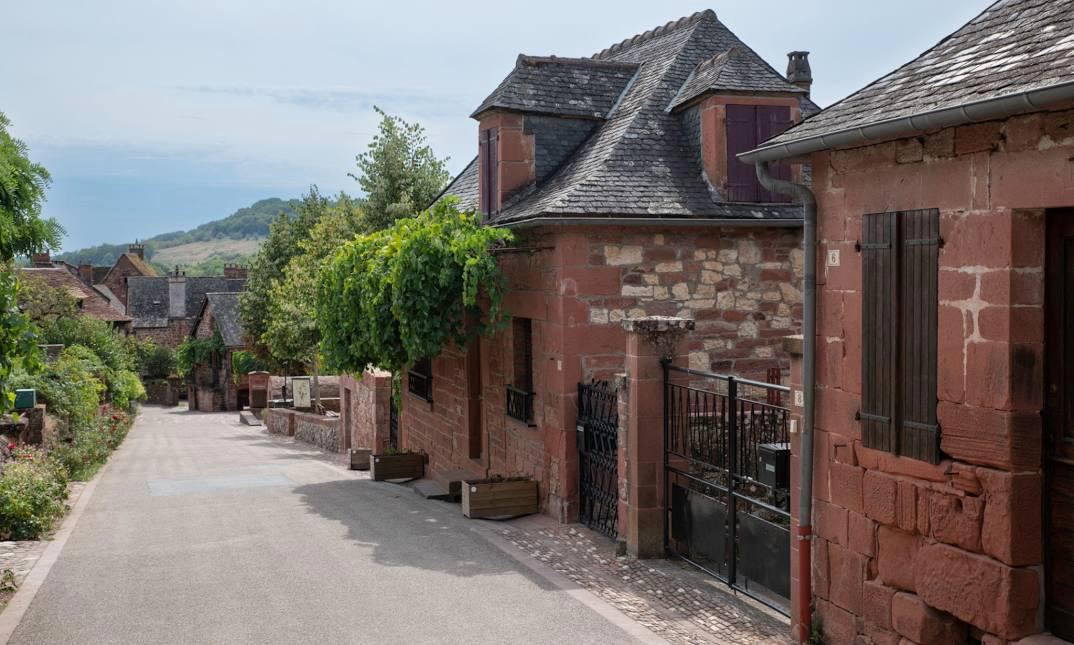 Rue en grès rouge de Collonges-la-Rouge, près de la maison d’hôtes