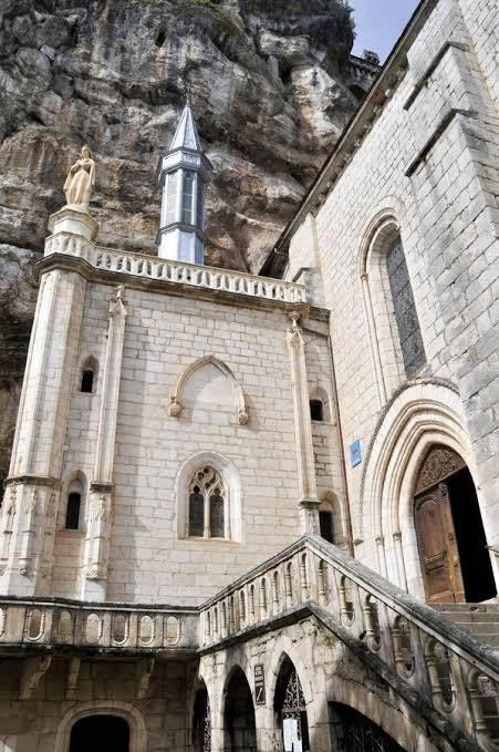 Sanctuaire de Rocamadour adossé à la falaise