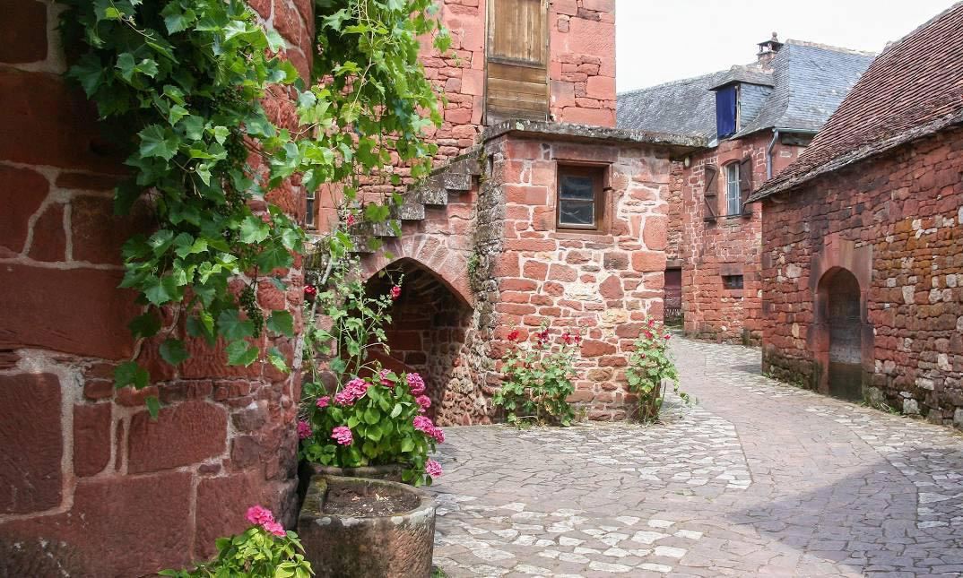 Ruelle fleurie en grès rouge de Collonges-la-Rouge