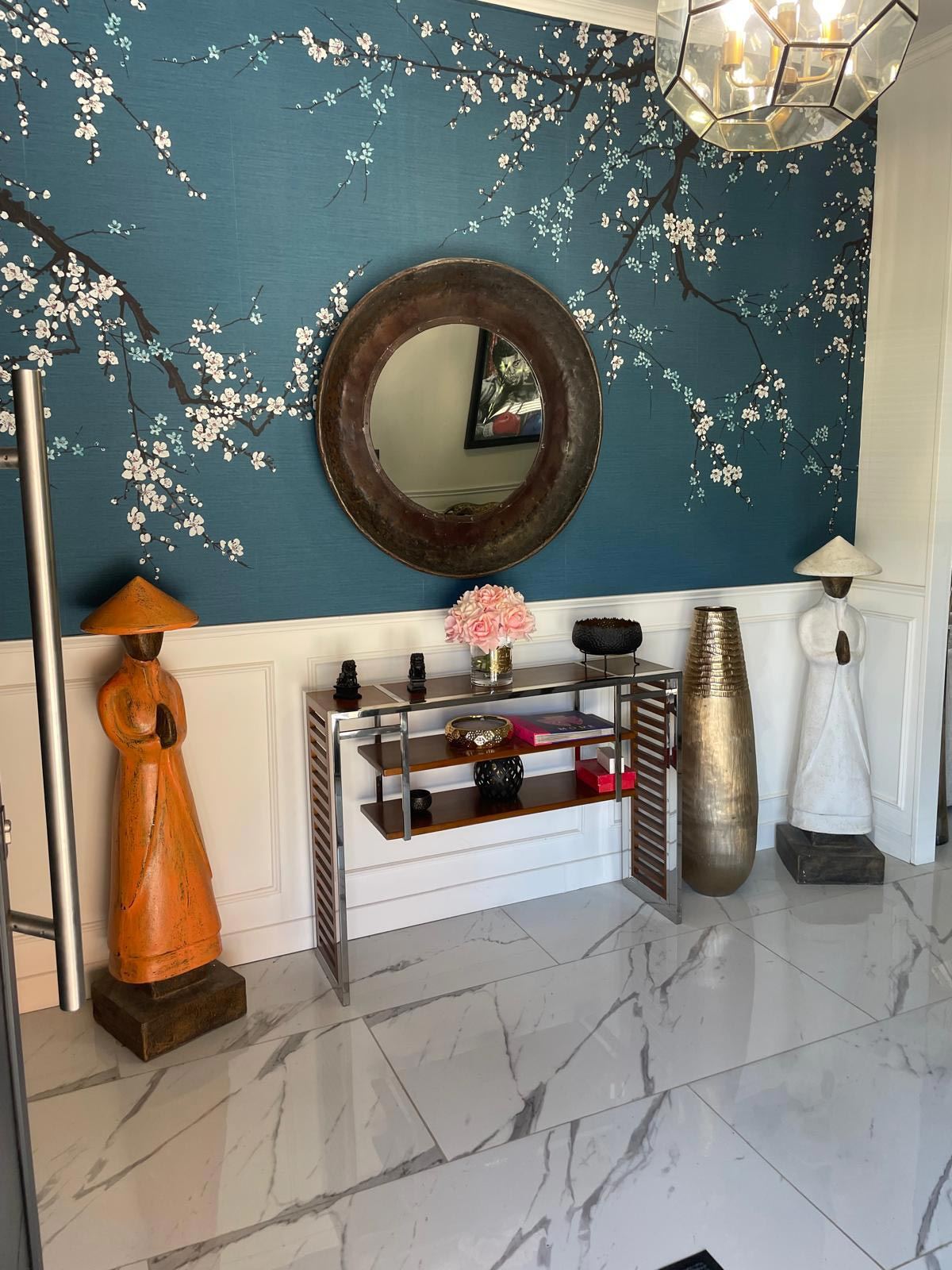Entrée de la villa avec papier peint à fleurs de cerisier et miroir rond