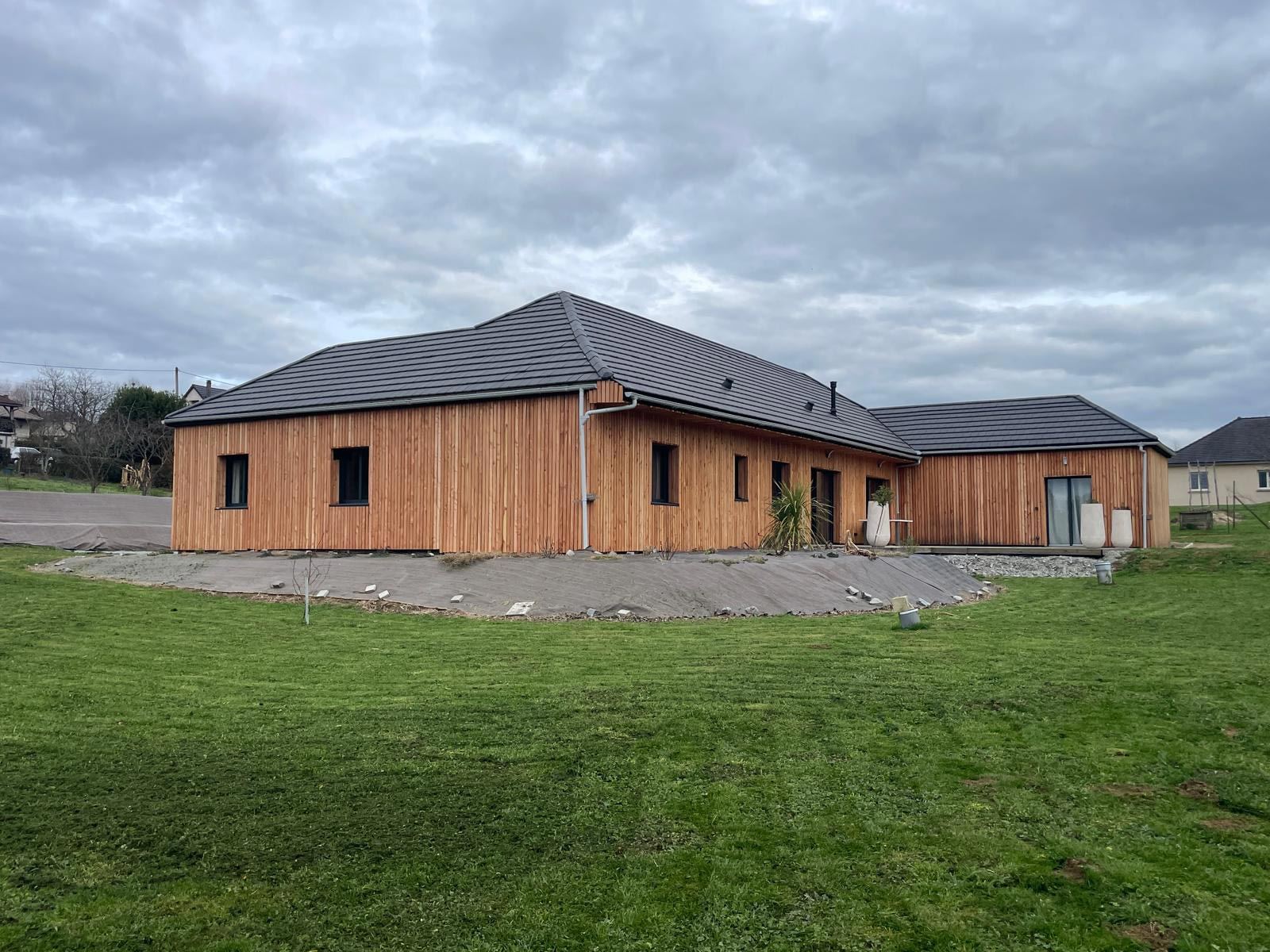 Façade en bois de la Villa Bois d’Argent et sa pelouse