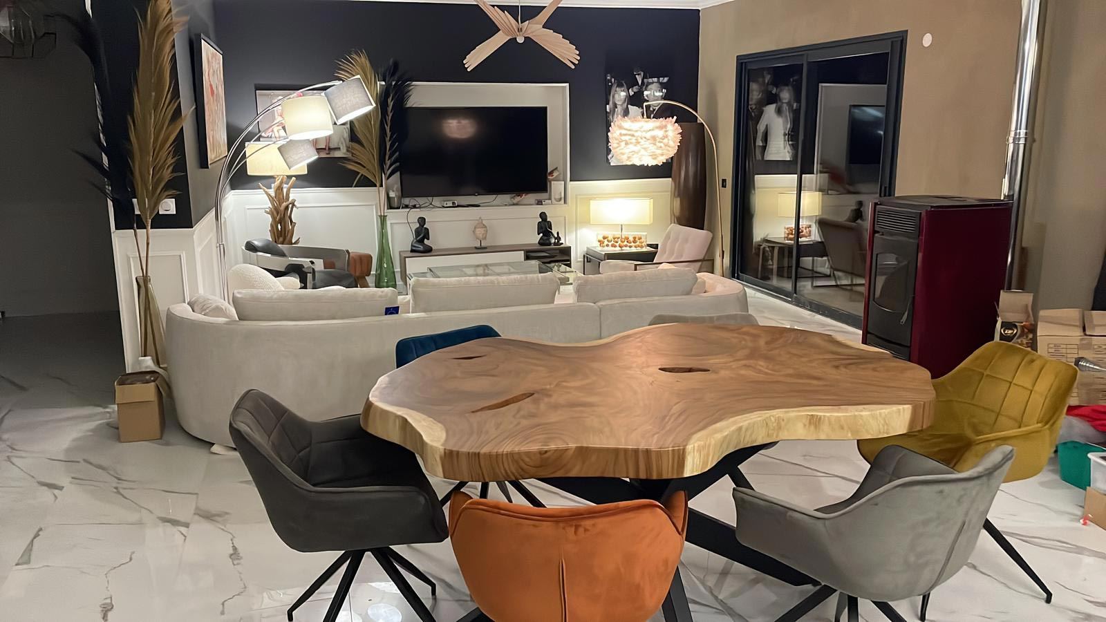 Salle à manger avec table en bois massif et salon de la Villa Bois d’Argent