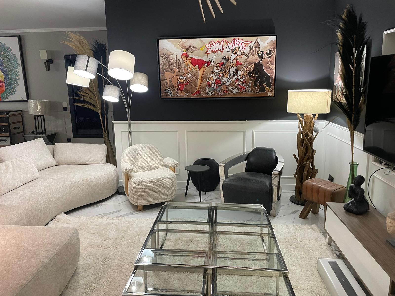 Salon de la Villa Bois d’Argent avec canapé, fauteuils et table basse en verre
