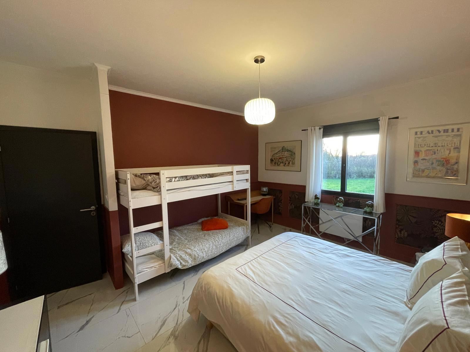 Lits superposés et lit double de la chambre familiale Jardin Secret, fenêtre sur le jardin