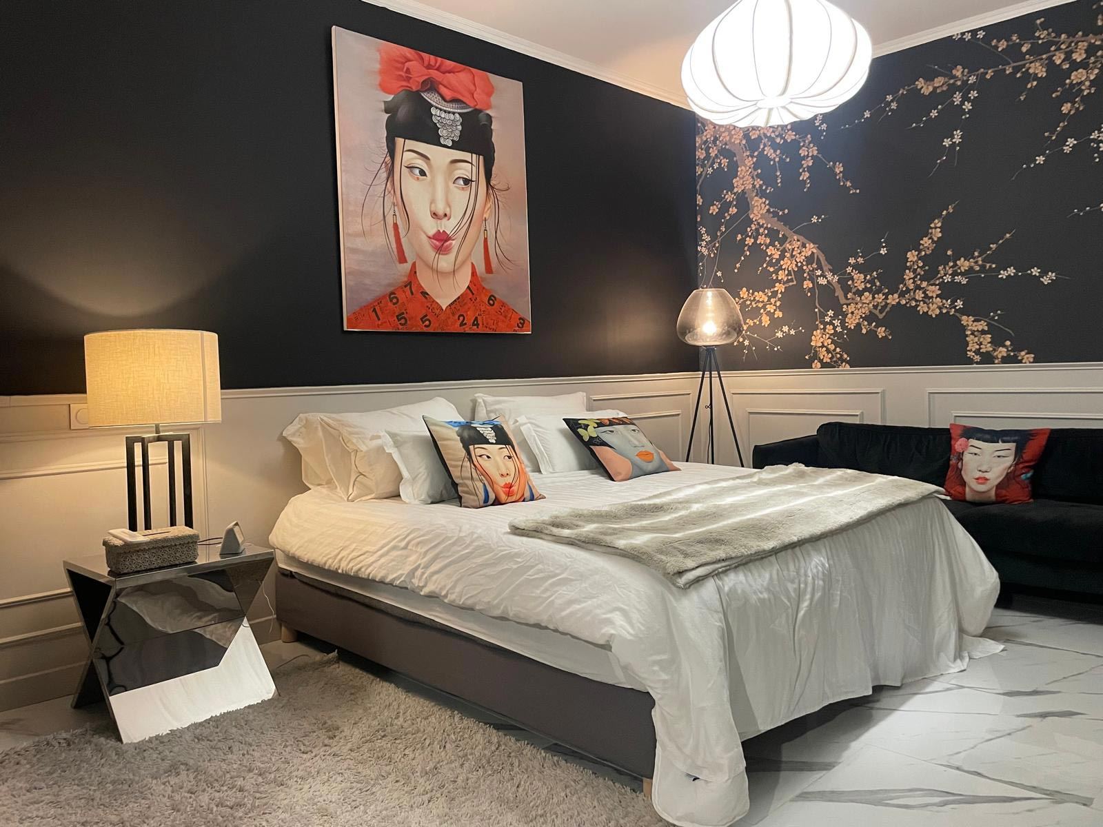 Chambre Sakura : lit king size, mur noir et papier peint à fleurs de cerisier