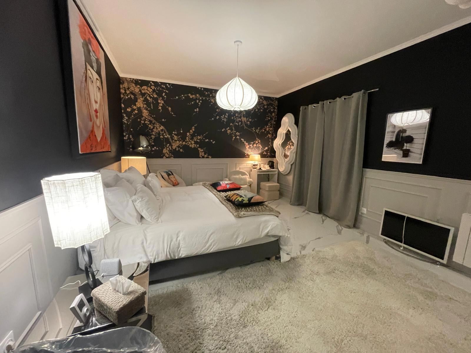 Vue d’ensemble de la chambre Sakura avec son lit king size et son tapis moelleux