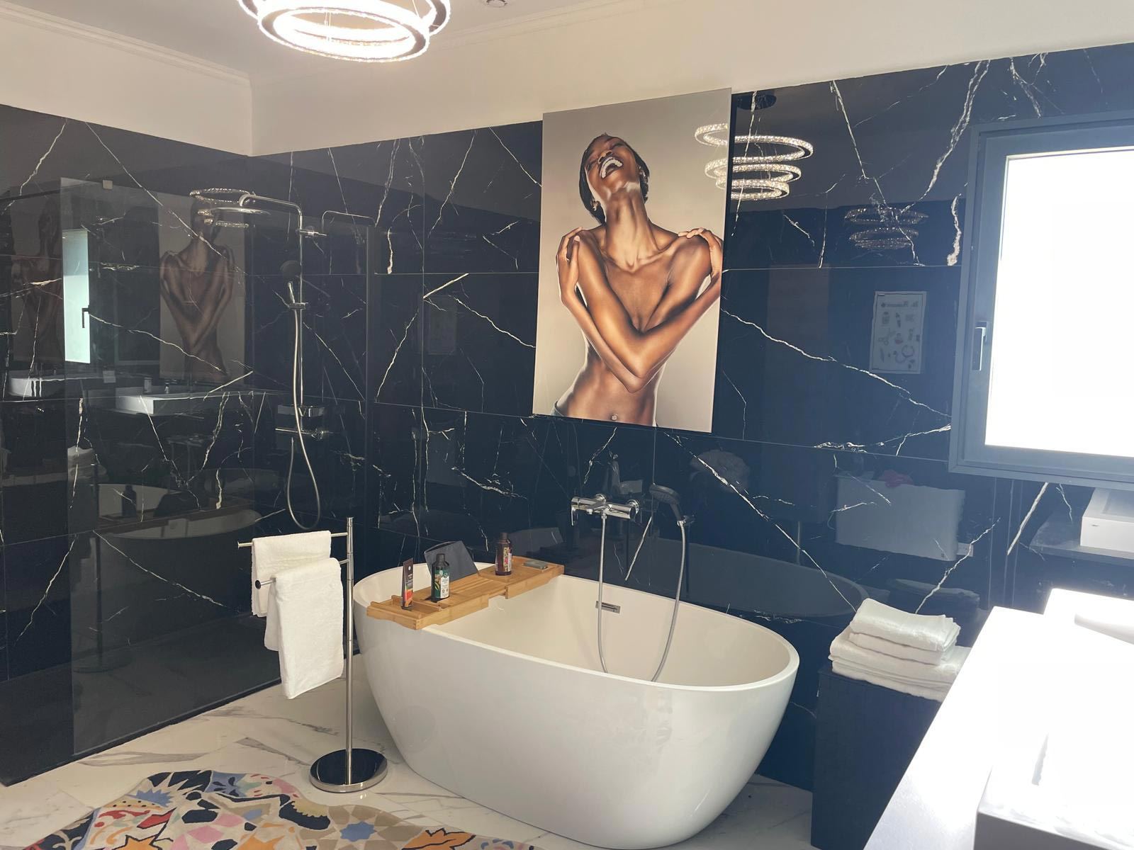 Salle d’eau privative de la chambre Sakura avec baignoire îlot et marbre noir