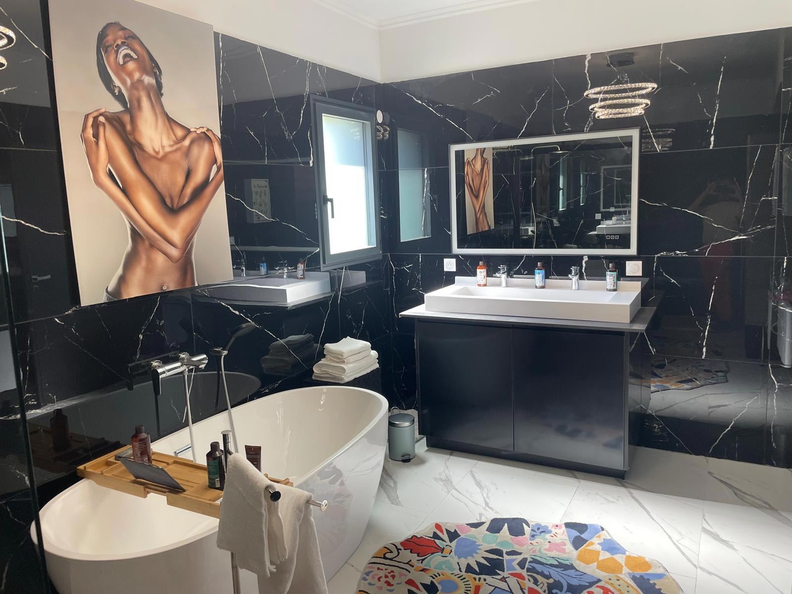 Salle d’eau de la chambre Sakura : baignoire îlot, double vasque et douche à l’italienne